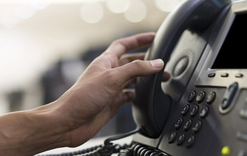 Funcionário fazendo uso de telefone da empresa