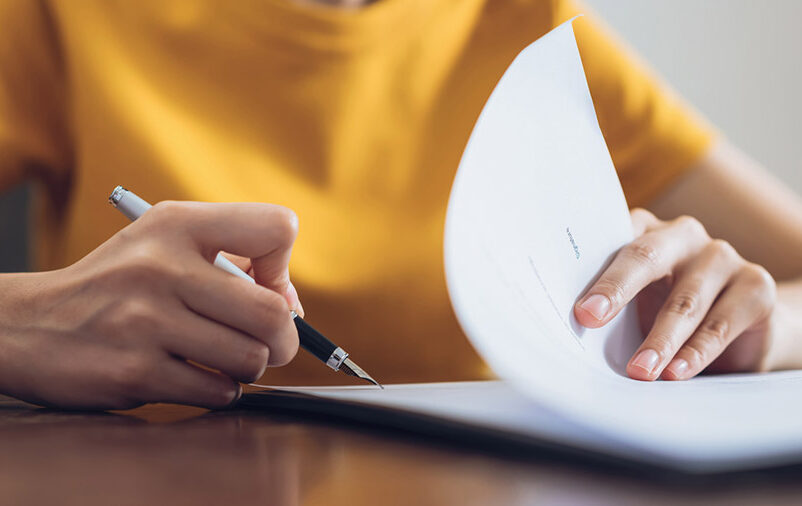 Mulher assina Contrato de Trabalho30 Contrato De Trabalho