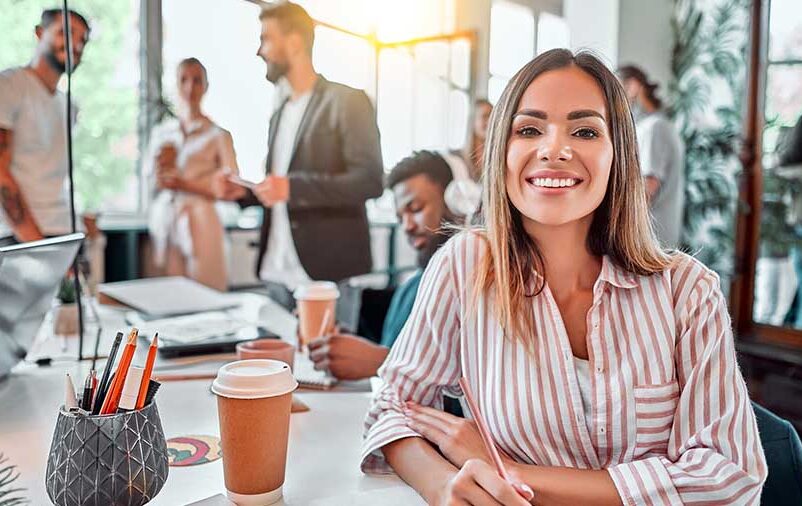 Mulher trabalhadora feliz no escritório