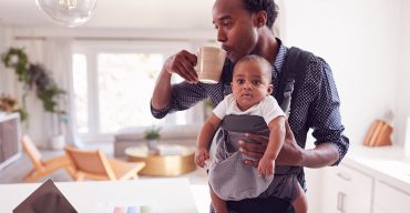 Vemos um pai com o filho. Saiba mais sobre a licença-paternidade!